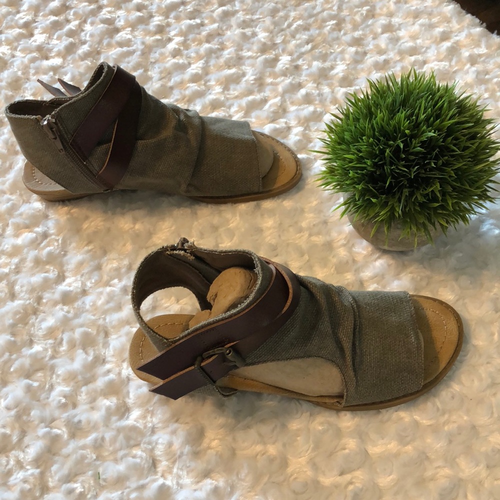 Woman’s Blowfish Malibu Sandals size 7